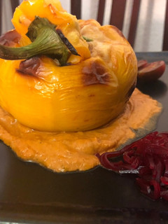 Una foto de Pimientos amarillos rellenos con salsa romesco