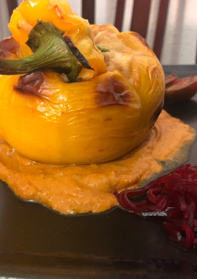 Una foto de Pimientos amarillos rellenos con salsa romesco