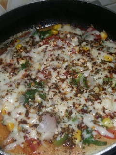 सूजी पैन पिज़्ज़ा (Suji pan pizza recipe in hindi) रेसिपी मुख्य फोटो