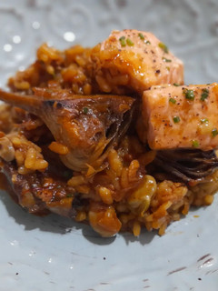 Una foto de Arroz de salmón con habitas tiernas y alcachofas