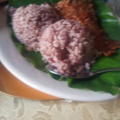 A picture of Ofada rice and sauce.