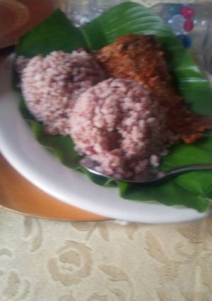 A picture of Ofada rice and sauce.