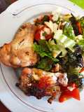 Alitas de pollo al horno con ensalada mixta