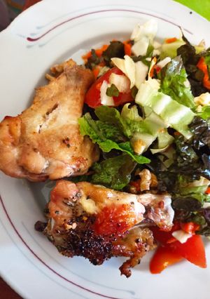 Una foto de Alitas de pollo al horno con ensalada mixta