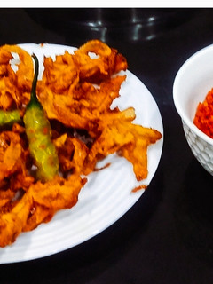 A picture of Maharashtrian Style Kanda Bhajji.