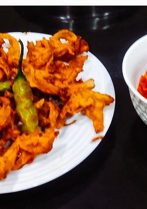A picture of Maharashtrian Style Kanda Bhajji.