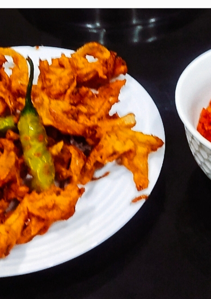 A picture of Maharashtrian Style Kanda Bhajji.