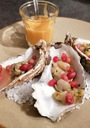Une photo de Tartare d'huîtres et Coquilles st Jacques a la Grenade
