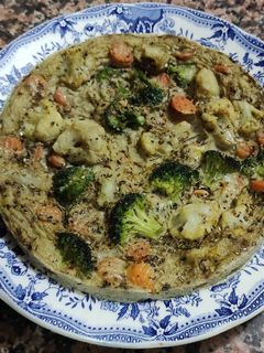 Una foto de Tortilla de coliflor, brócoli y zanahoria al horno