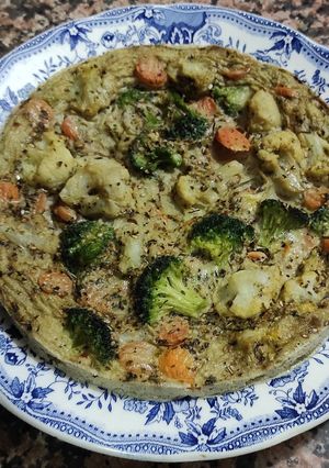Una foto de Tortilla de coliflor, brócoli y zanahoria al horno
