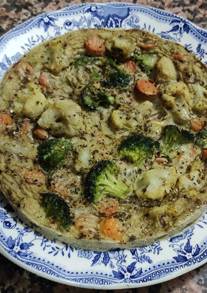 Una foto de Tortilla de coliflor, brócoli y zanahoria al horno