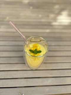 Una foto de Smoothie de mango, piña y leche de coco