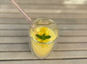 Foto principal de Smoothie de mango, piña y leche de coco