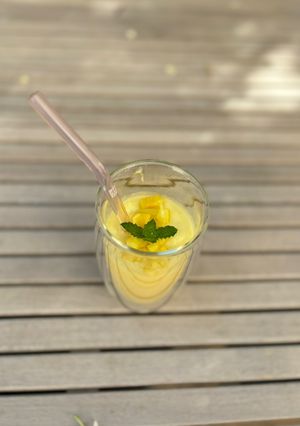 Foto principal de Smoothie de mango, piña y leche de coco