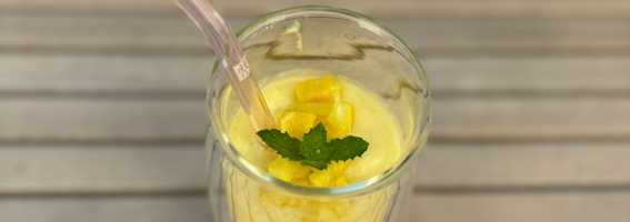 Smoothie de mango, piña y leche de coco