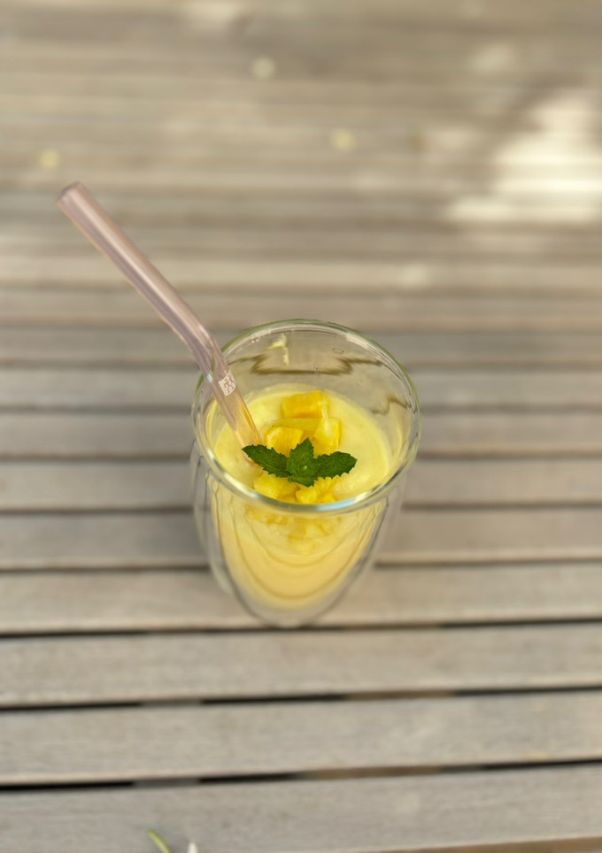 Foto principal de Smoothie de mango, piña y leche de coco