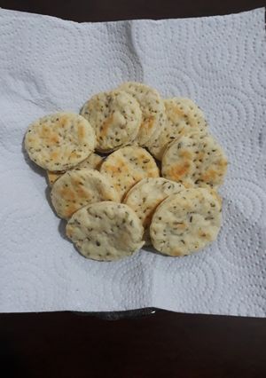 Una foto de 《 Bizcochitos salados con orégano 》