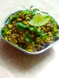मटकीची उसळ (matki chi usal recipe in marathi) रेसिपी चे मुख्य फोटो 