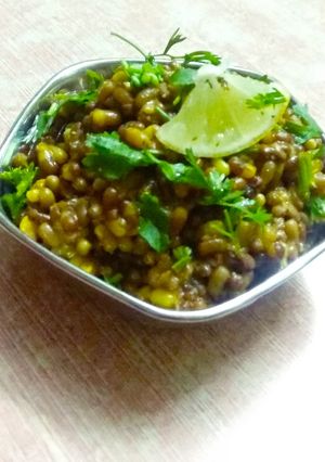 मटकीची उसळ (matki chi usal recipe in marathi) रेसिपी चे मुख्य फोटो