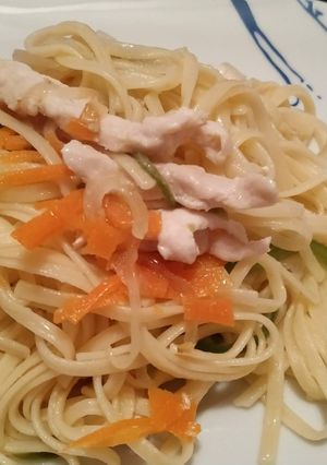 Una foto de Tallarines con pollo