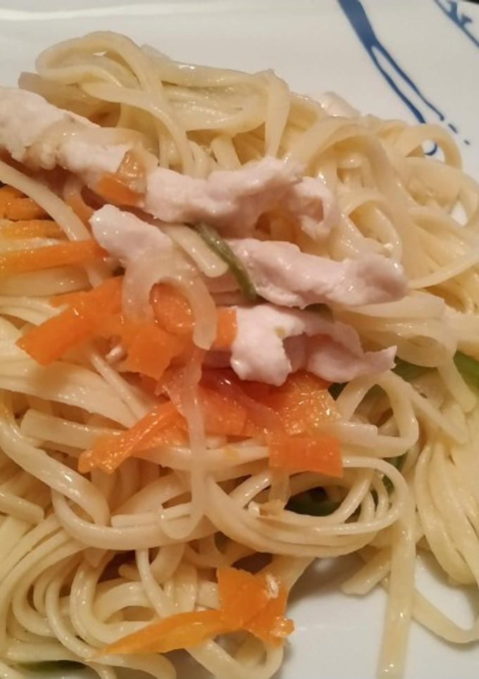 Una foto de Tallarines con pollo