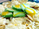 Nachos con queso gratinado, aguacate y salsa de mango