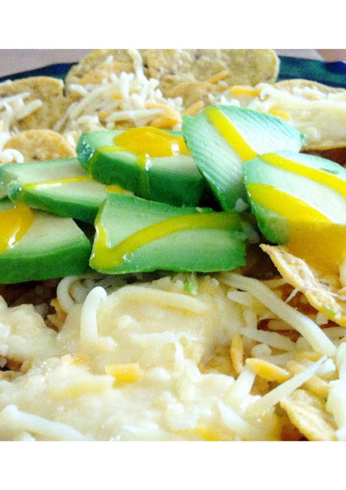 Una foto de Nachos con queso gratinado, aguacate y salsa de mango