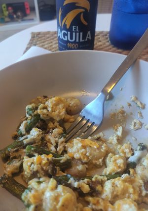 Una foto de Revuelto de espárragos trigueros y gambas