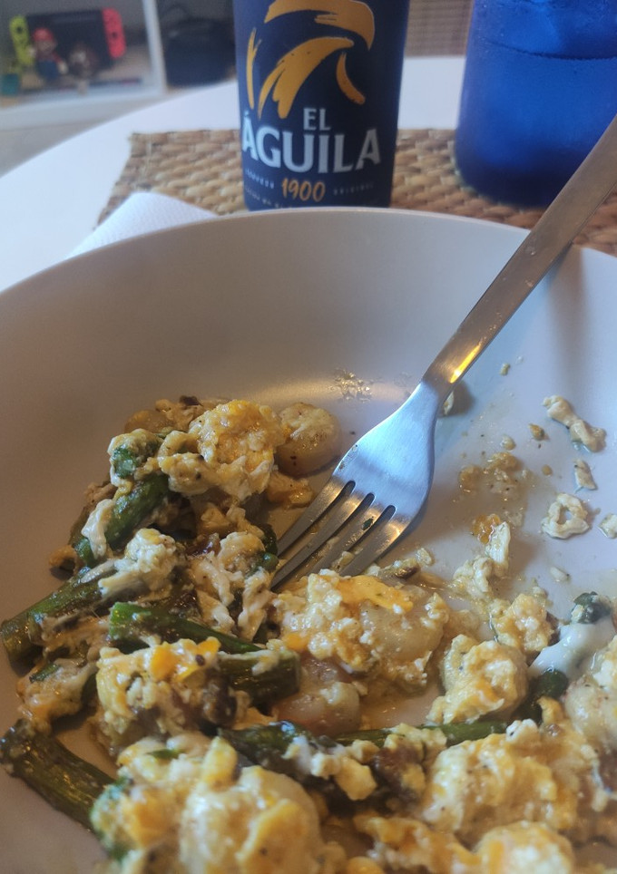 Una foto de Revuelto de espárragos trigueros y gambas