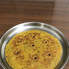 A picture of Bhajani thalipeeth.