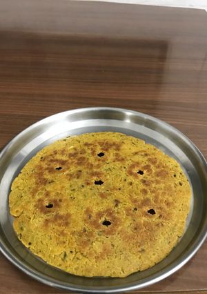 A picture of Bhajani thalipeeth.