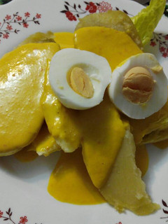 Una foto de Ensalada de rúcula con papa a la huancaína