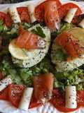 Ensalada de aguacate con salmón y palmitos