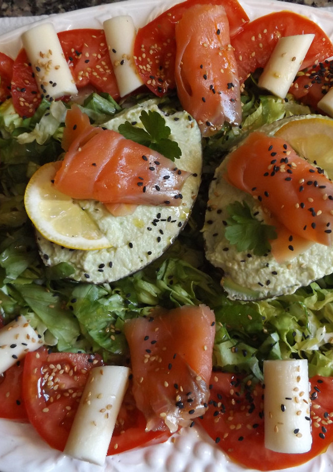 Una foto de Ensalada de aguacate con salmón y palmitos