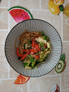 Una foto de Noodles de arroz con verduras