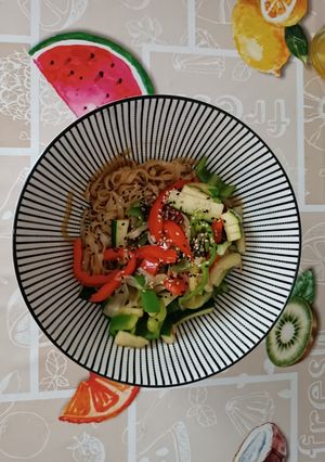 Una foto de Noodles de arroz con verduras
