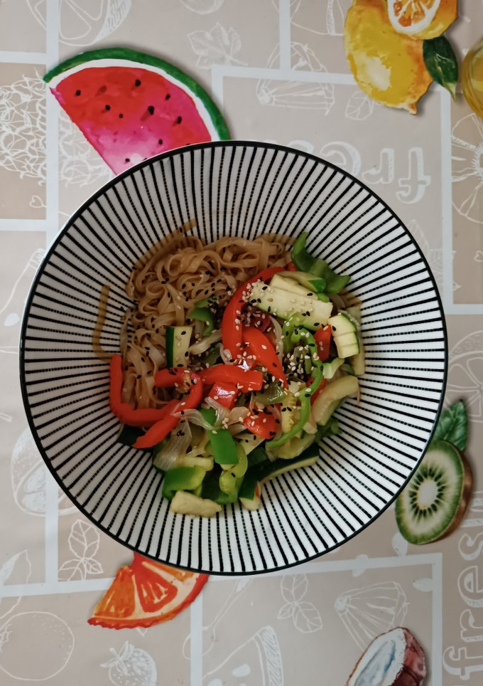 Una foto de Noodles de arroz con verduras