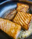 Cá hồi áp chảo