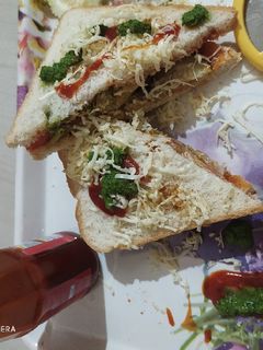 વેજીટેબલ સેન્ડવીચ (Vegetable Sandwich Recipe In Gujarati) રેસીપી મુખ્ય ફોટો