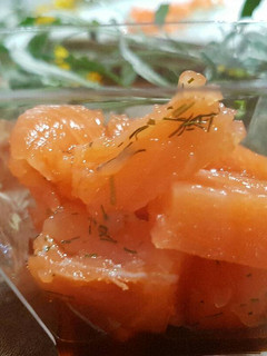 Una foto de Vasito de salmón marinado con lima y eneldo