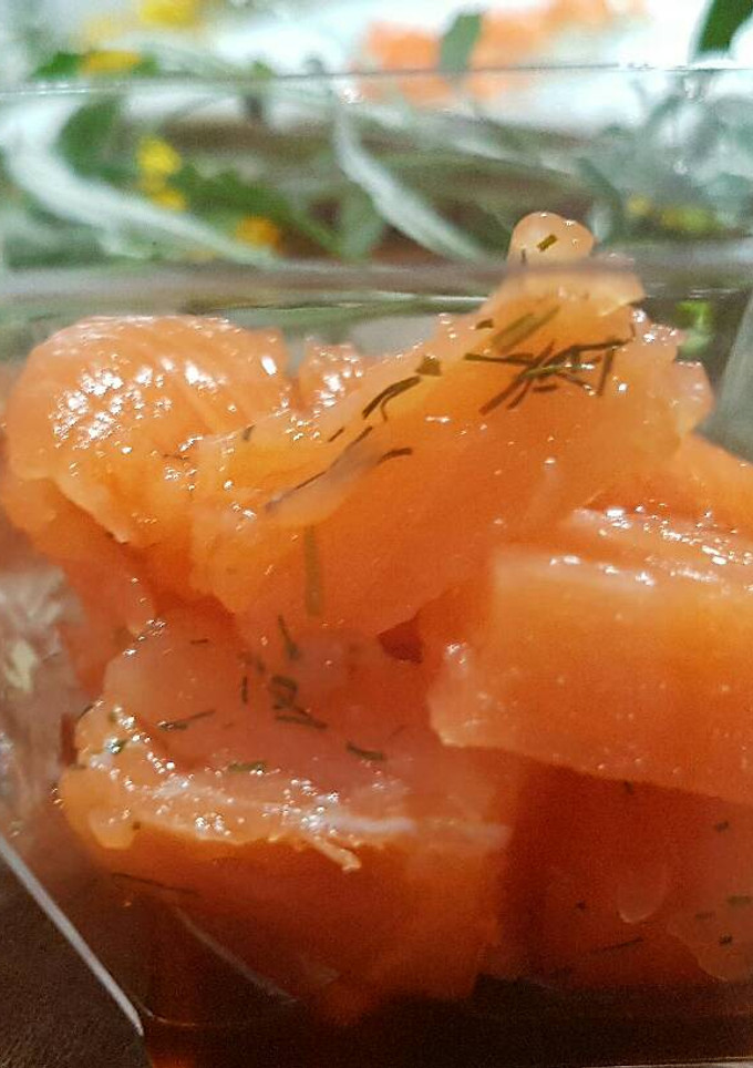 Una foto de Vasito de salmón marinado con lima y eneldo