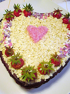 Una foto de Bizcocho de kiwis con glaseado de chocolate blanco