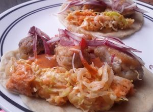 Una foto de Tacos🌮 de pescado🐟 y 4 salsas para acompañar...🤔