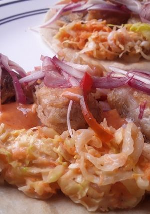 Una foto de Tacos🌮 de pescado🐟 y 4 salsas para acompañar...🤔