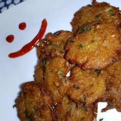 A picture of Aloo or piyaz Pakory.