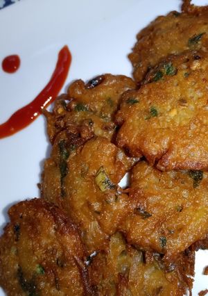 A picture of Aloo or piyaz Pakory.