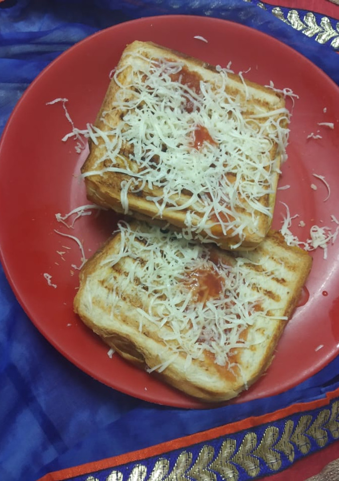ગ્રીલ સેન્ડવીચ (Grill Sandwich Recipe In Gujarati) રેસીપી મુખ્ય ફોટો