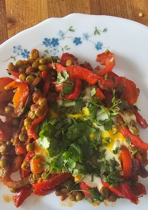 Une photo de Chakchouka au petit pois, poivron et œuf
