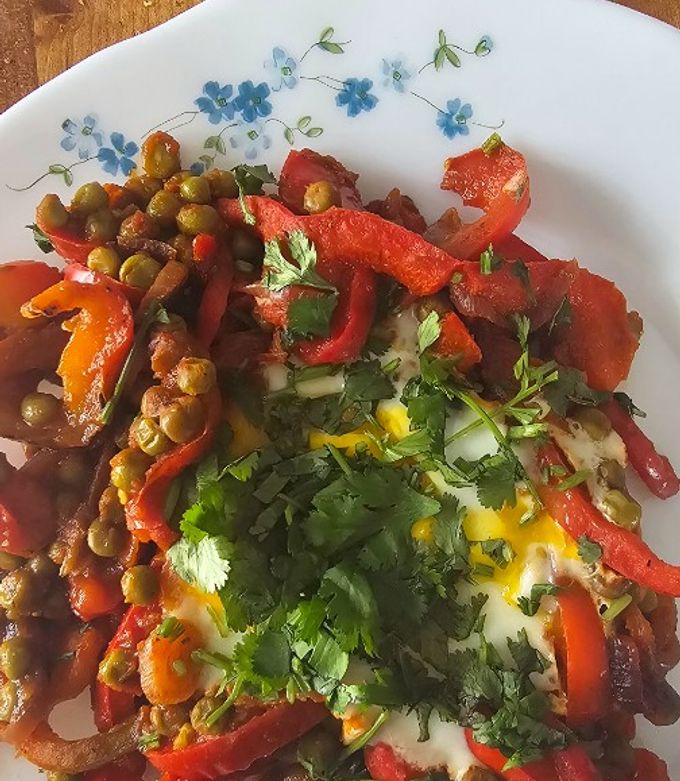 Une photo de Chakchouka au petit pois, poivron et œuf