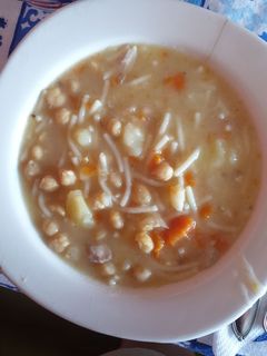 Una foto de Cocido de garbanzos y fideos